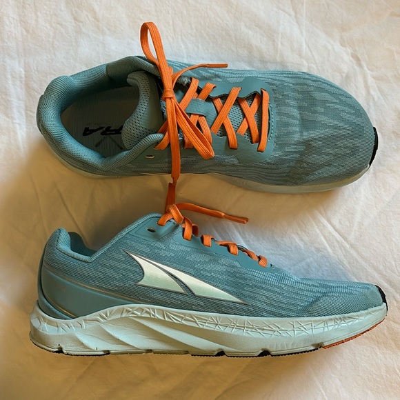 Altra women’s running sneaker - Picture 1 of 5